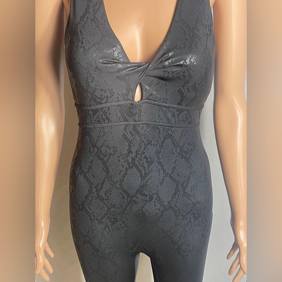 Fabletics Black Snakeskin Jumpsuit M Open Back Plunge Active Bodysuit - Picture 2 of 11